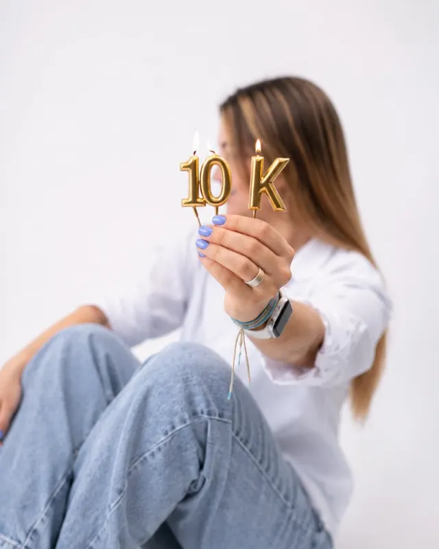 Una integrante del equipo sostiene velas con forma de 10K