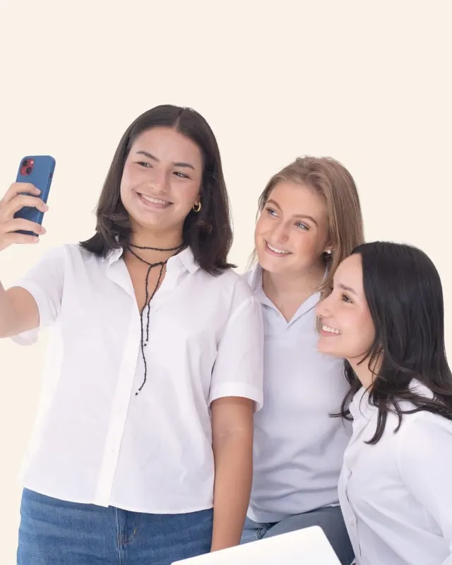 Tres integrantes del equipo tomándose una selfie