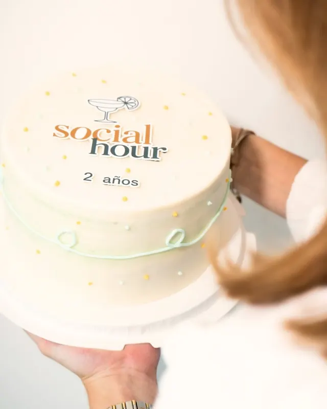 Pastel con el logo de Social Hour y la leyenda 2 años