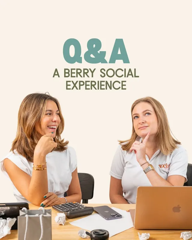 Las dos anfitrionas de A Berry Social Experience respondiendo preguntas frente a una laptop