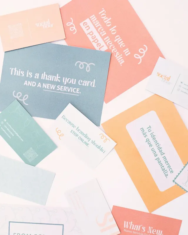 Tarjetas impresas de Social Hour en verde, rosa y naranja