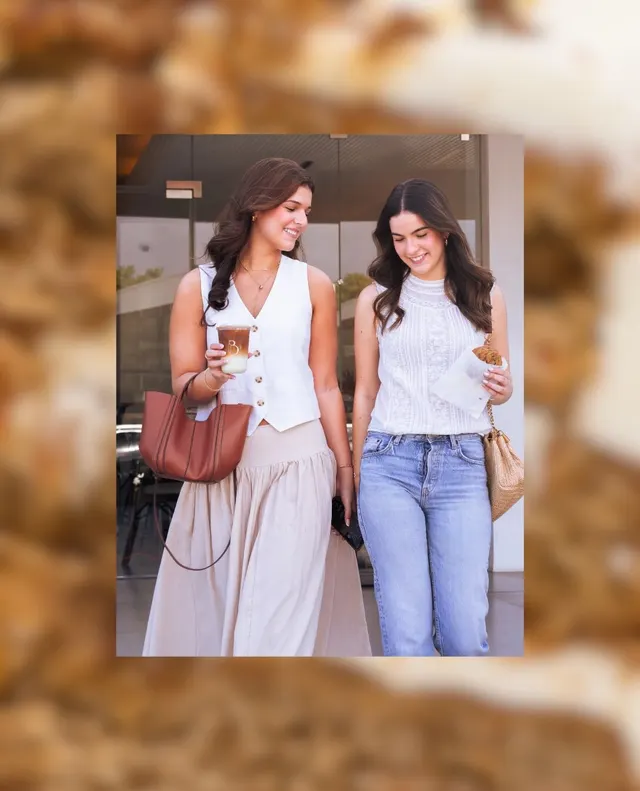 Dos mujeres caminando en una sesión de moda