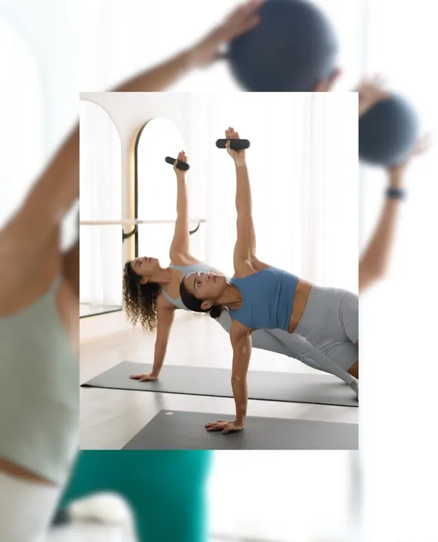 Mujer en plancha lateral con una pesa en un estudio
