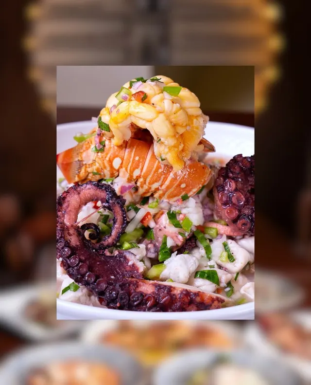 Plato de mariscos con pulpo y camarones