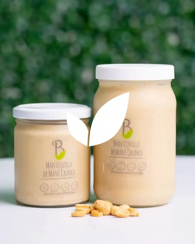 Dos frascos de mantequilla de maní de Balance Market sobre una mesa