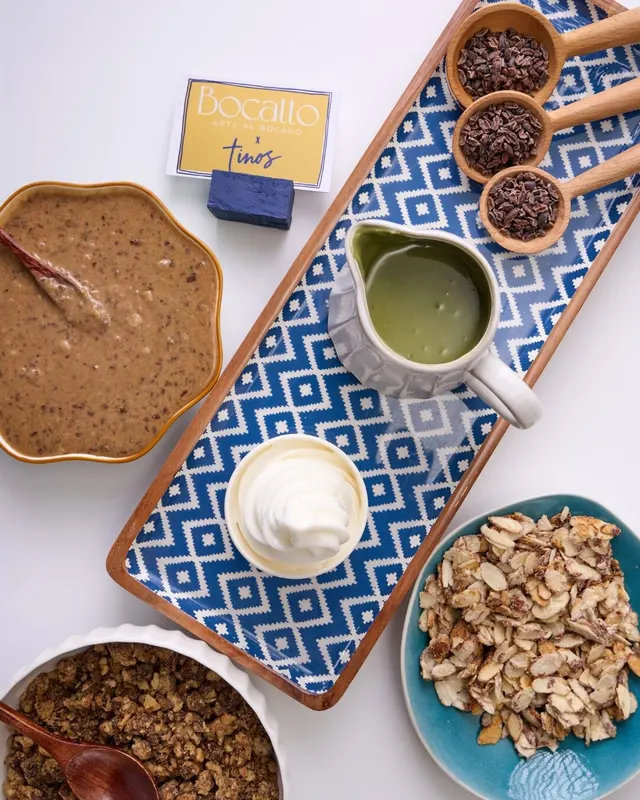 Mesa con toppings y frozen yogurt de la colaboración Bocatto x Tinos