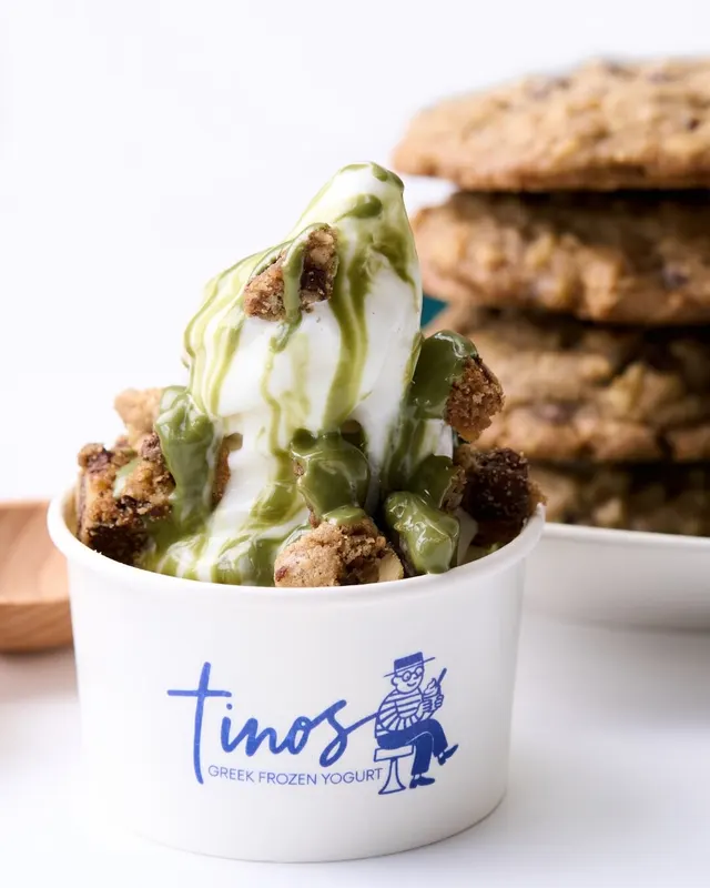Vaso de frozen yogurt de Tinos con topping de matcha y galletas